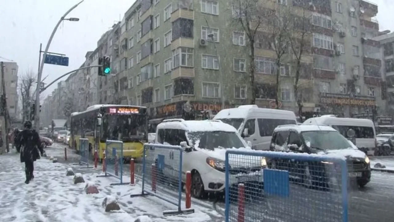 İstanbul’da kar trafiği etkiledi mi, kapanan yollar var mı? İstanbul’da trafik yoğunluğu yaşanıyor