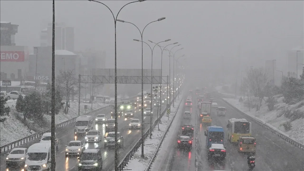 İstanbul'da kar yağışı başladı! Meteoroloji uzmanından kritik uyarı: Mecbur kalmadıkça trafiğe çıkmayın