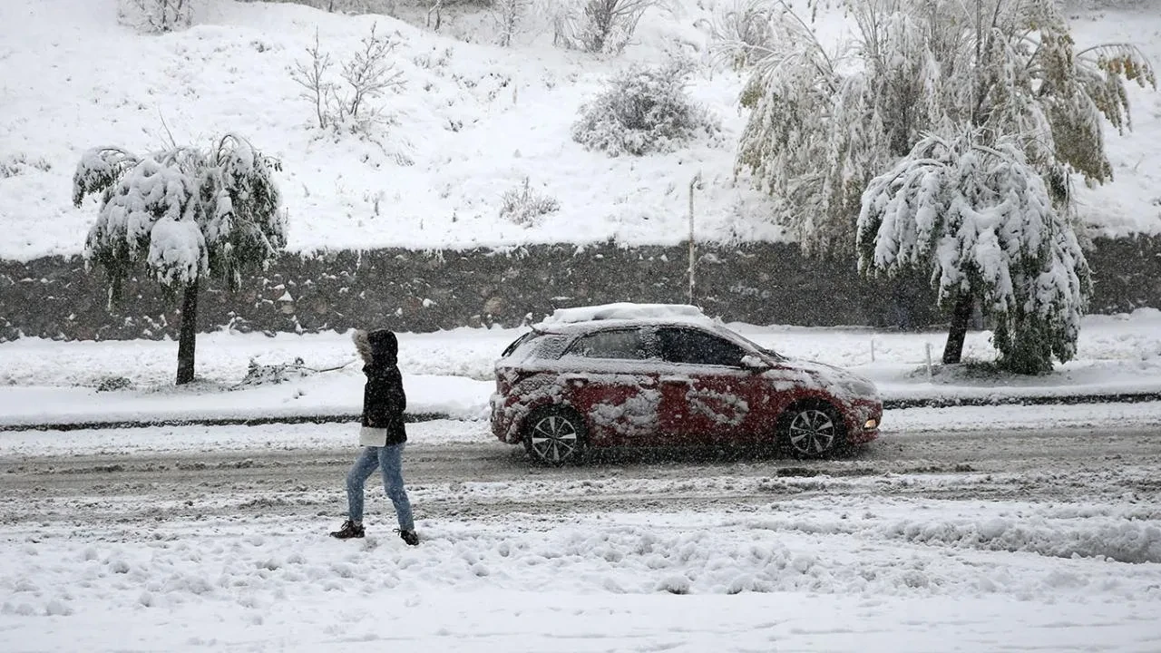 İstanbul'da kar yağışı başladı! Meteoroloji uzmanından kritik uyarı: Mecbur kalmadıkça trafiğe çıkmayın