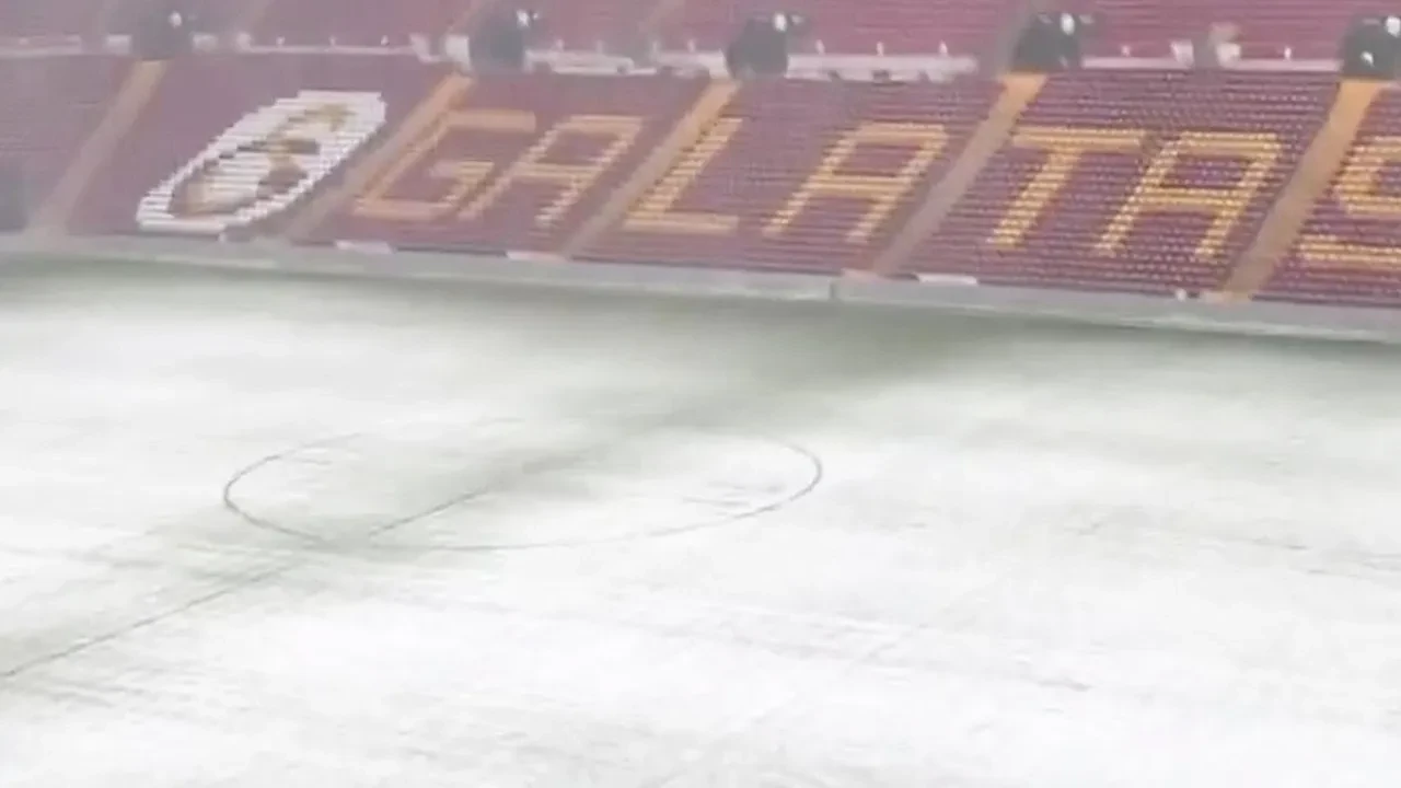 İstanbul'daki kar RAMS Park'ın zeminini kapladı! Çimlerin neden örtülmediği ortaya çıktı