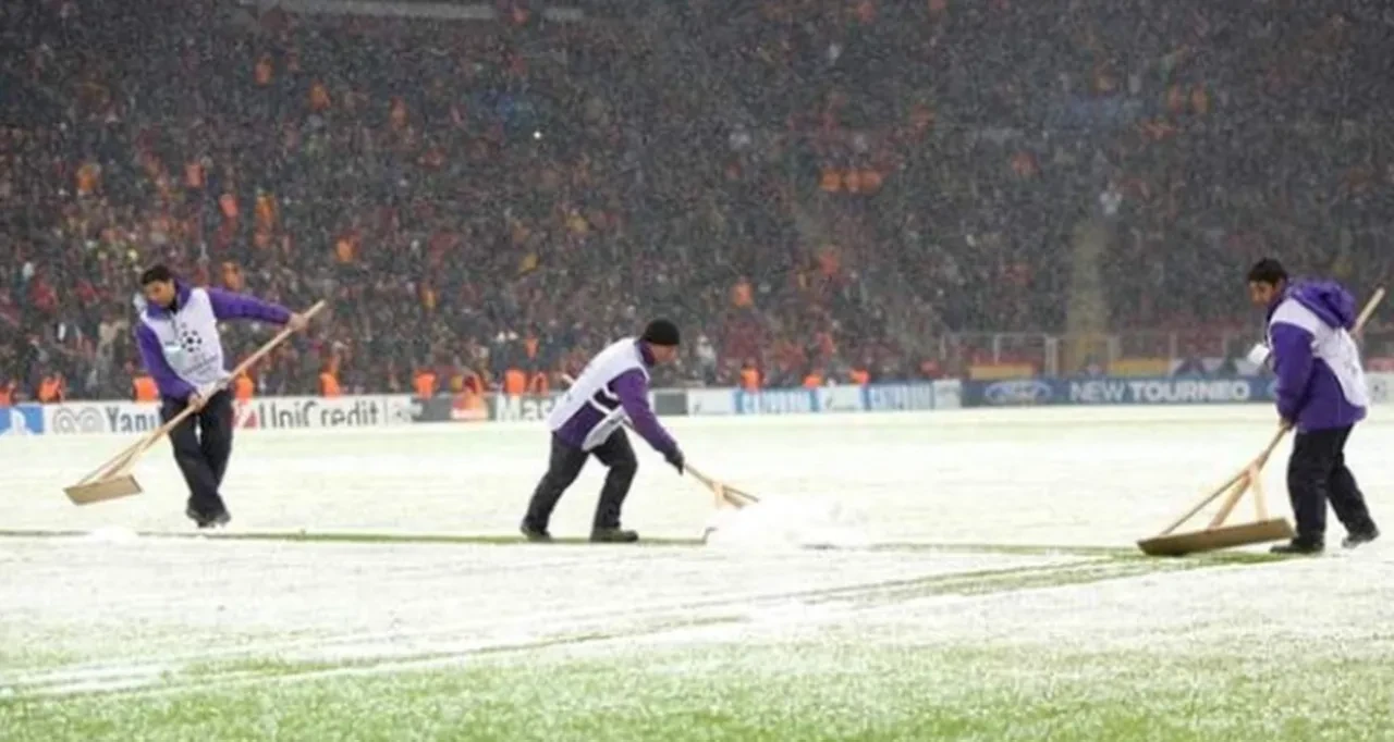 İstanbul'daki kar RAMS Park'ın zeminini kapladı! Çimlerin neden örtülmediği ortaya çıktı