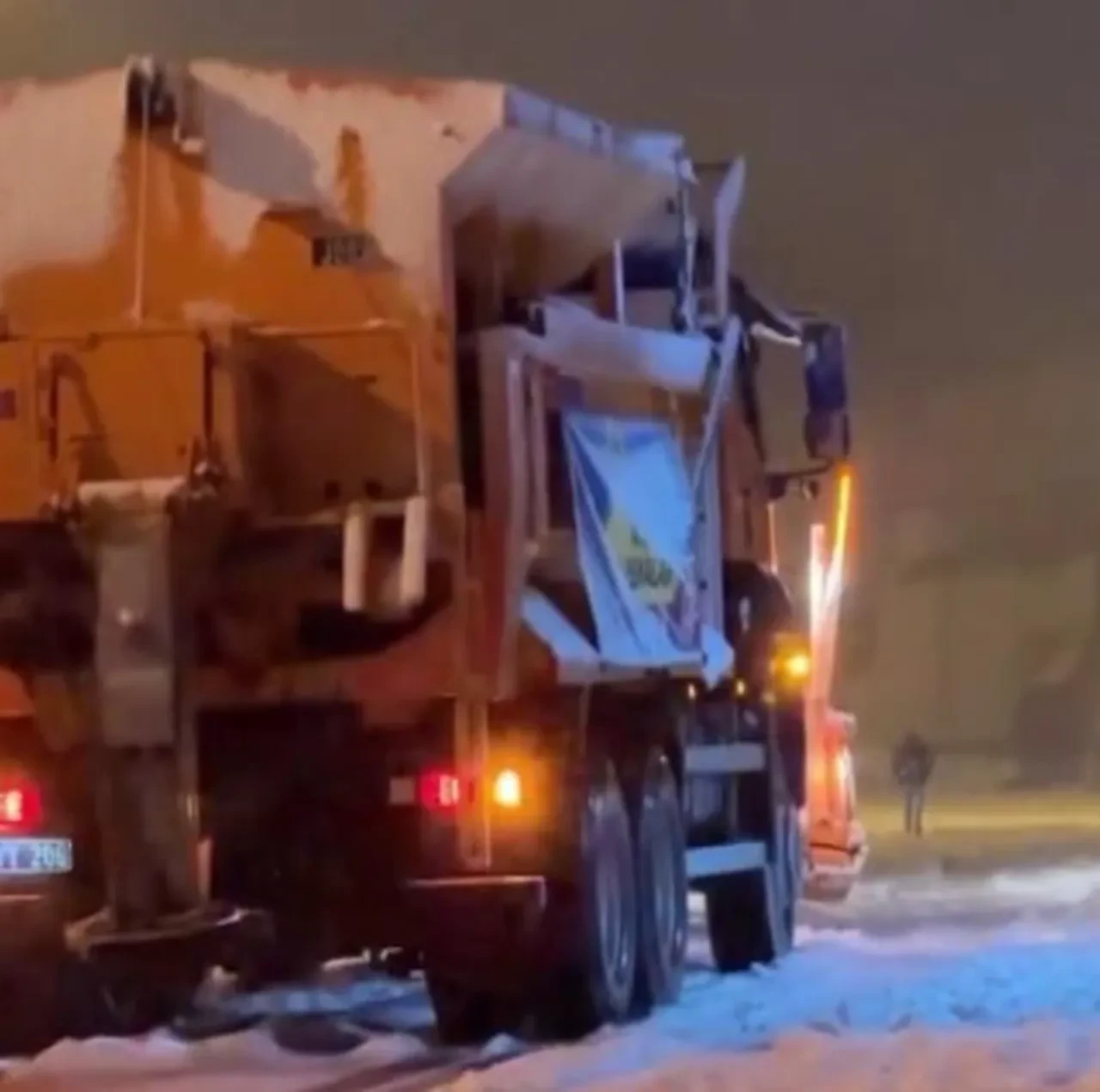 Maltepe'de kar küreme aracı yolda kaldı!
