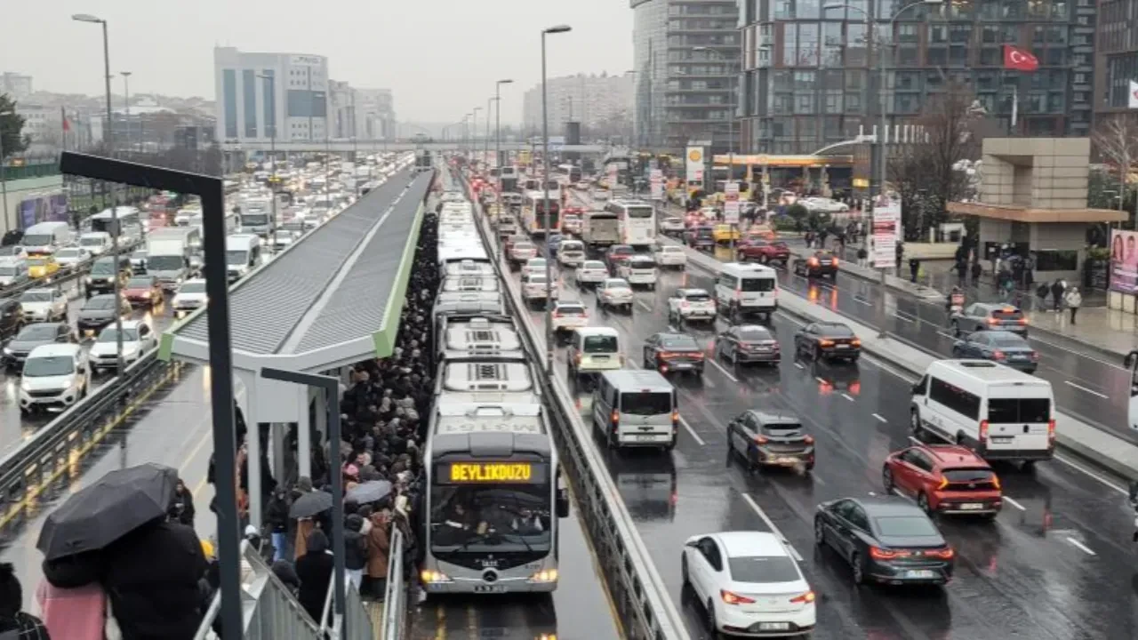 Metrobüs durağında insan seli: Kameralara böyle yansıdı