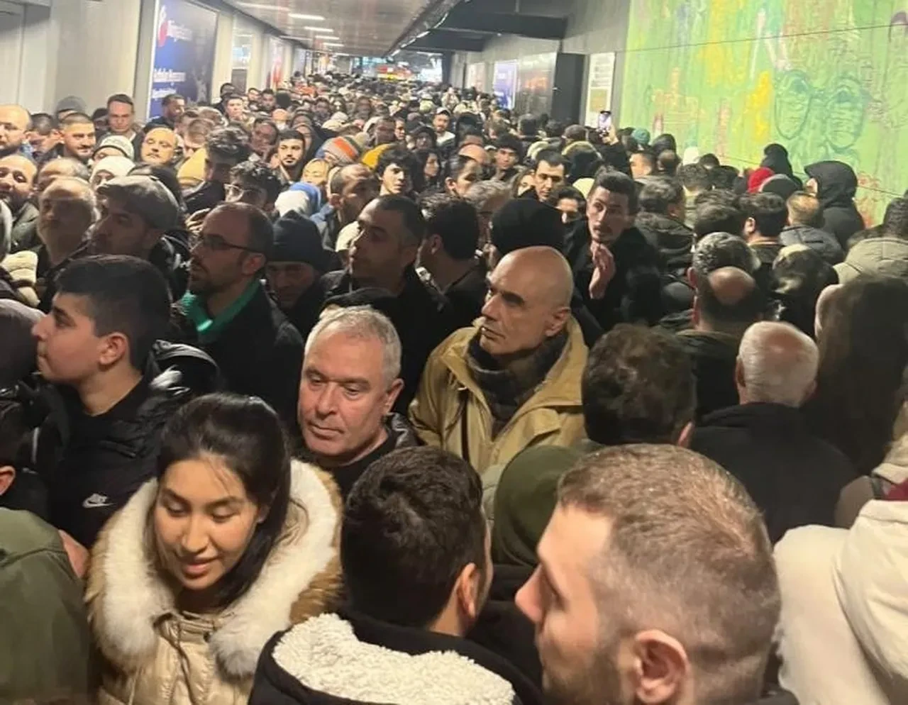 Metrobüs durağında insan seli: Kameralara böyle yansıdı