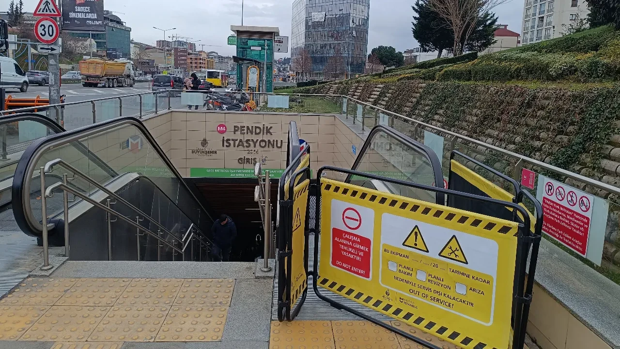 Metroda yürüyen merdiven faciası! Yaşlı kadının 3 parmağı koptu 