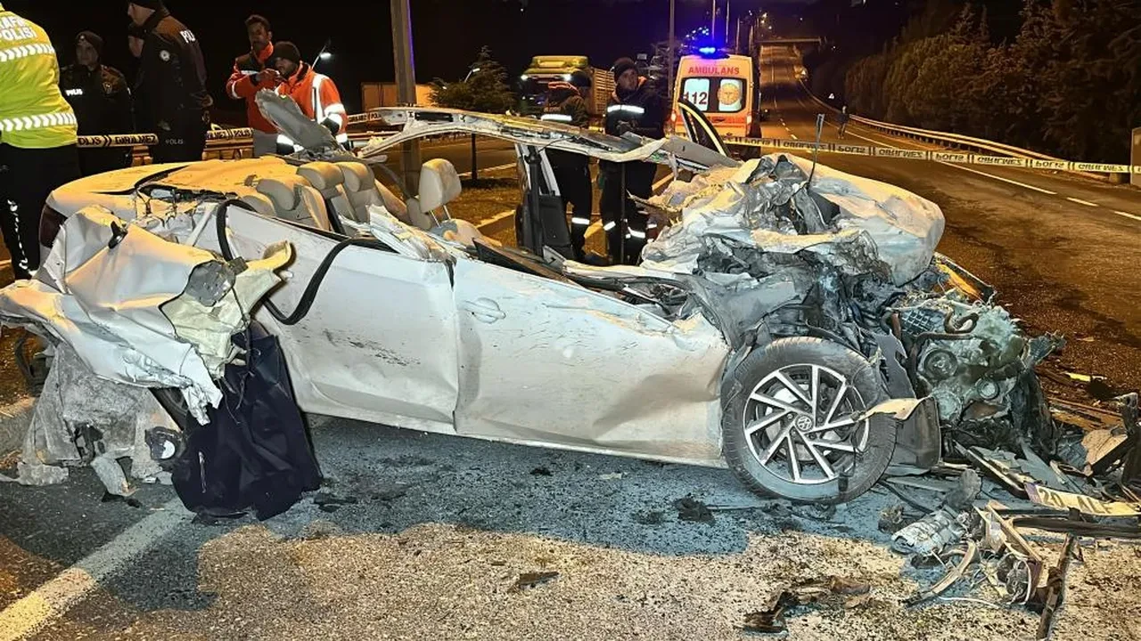 Uşak'ta korkunç kaza! Tıra çarpan araç demir yığınına döndü: 1 ölü