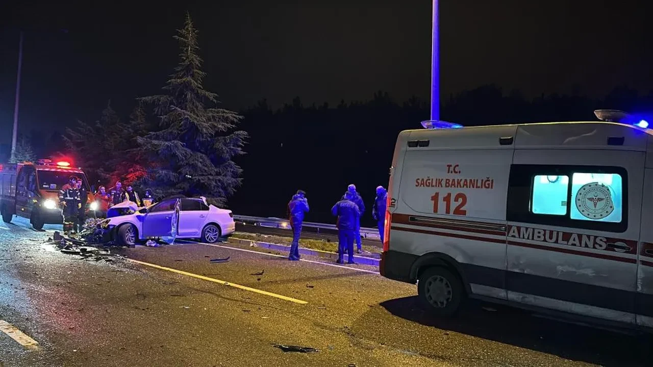 Uşak'ta korkunç kaza! Tıra çarpan araç demir yığınına döndü: 1 ölü