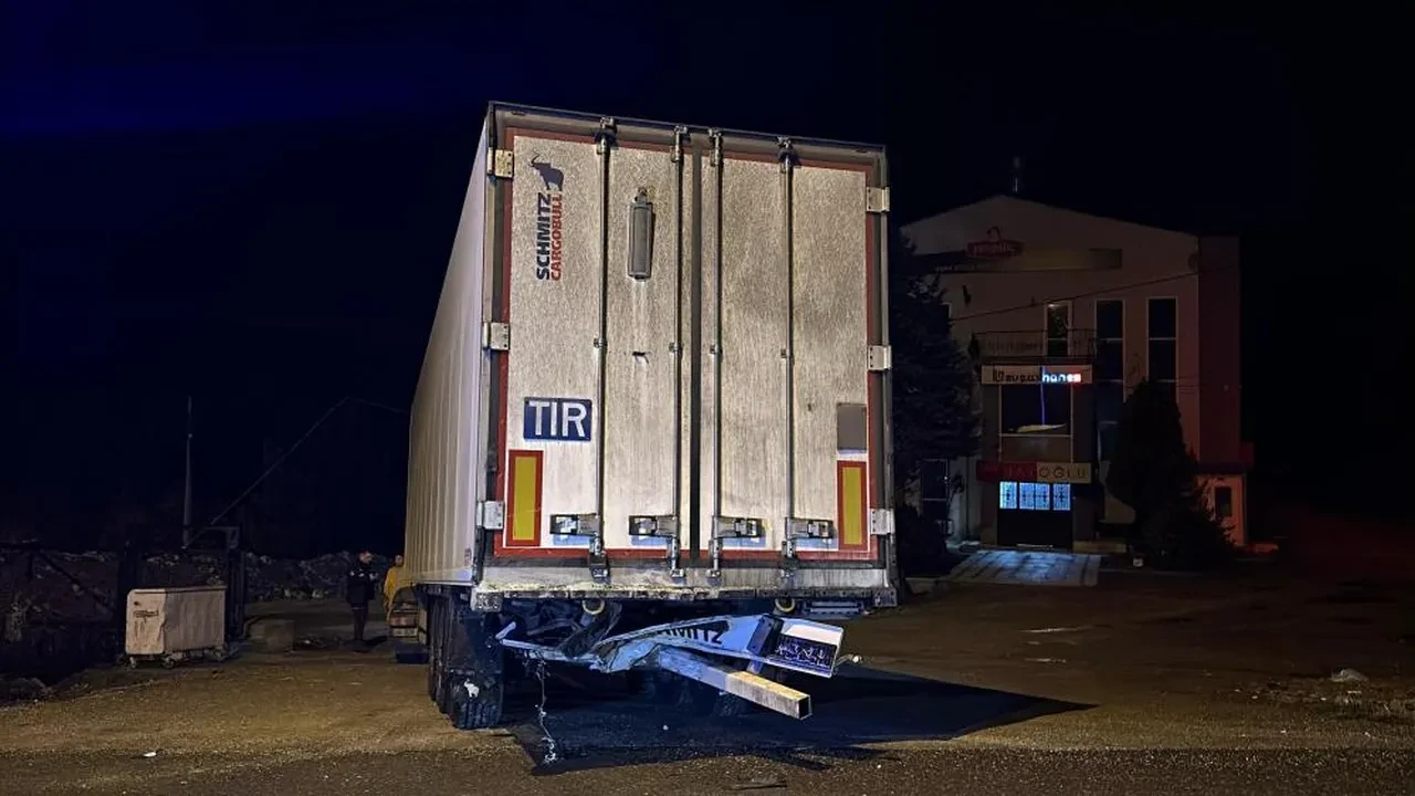 Uşak'ta korkunç kaza! Tıra çarpan araç demir yığınına döndü: 1 ölü