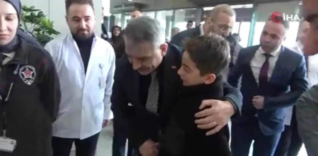 Vali ile küçük çocuğun tatil pazarlığı gülümsetti: Arada da okul gitmek lazım