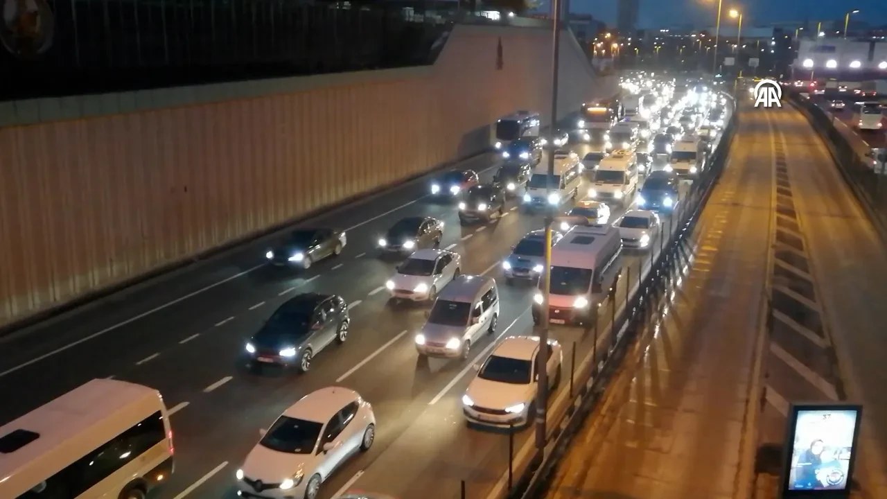 Valilik 'zorunlu olmadıkça çıkmayın' demişti! İstanbulluların trafik çilesi: Yoğunluk yüzde 70'e dayandı 