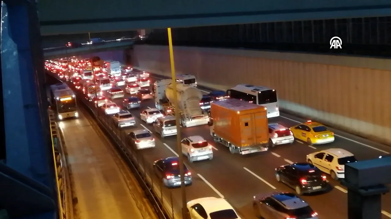 Valilik 'zorunlu olmadıkça çıkmayın' demişti! İstanbulluların trafik çilesi: Yoğunluk yüzde 70'e dayandı