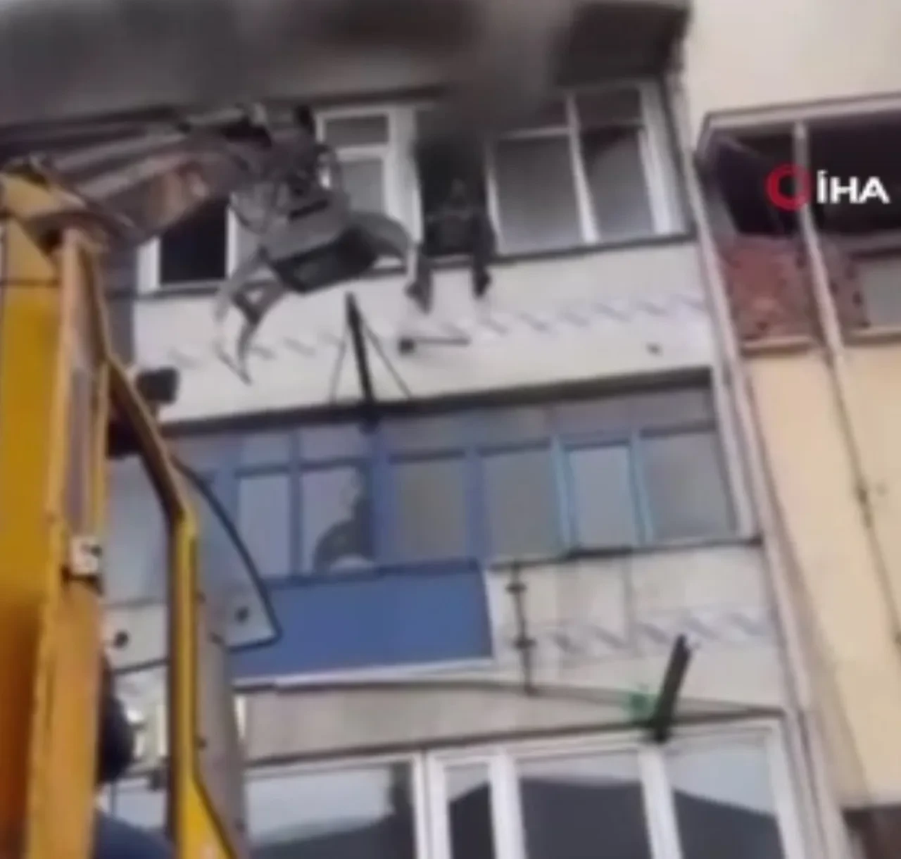 Akıllara Bolu'daki otel faciası geldi! Camdan atlamak üzereyken yardımına vinç operatörü yetişti