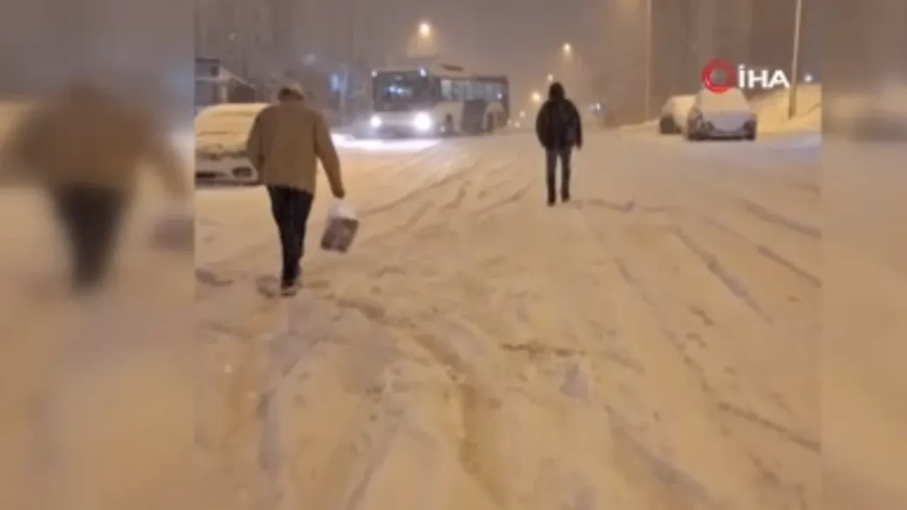 Ankara Etimesgut'ta vatandaşlar sitem etti! Belediye önlem almadı kar çileye dönüştü 