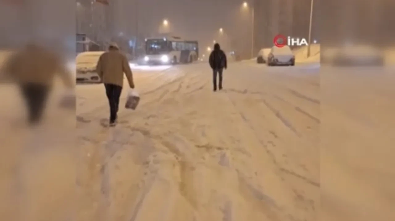 Ankara Etimesgut'ta vatandaşlar sitem etti! Belediye önlem almadı kar çileye dönüştü