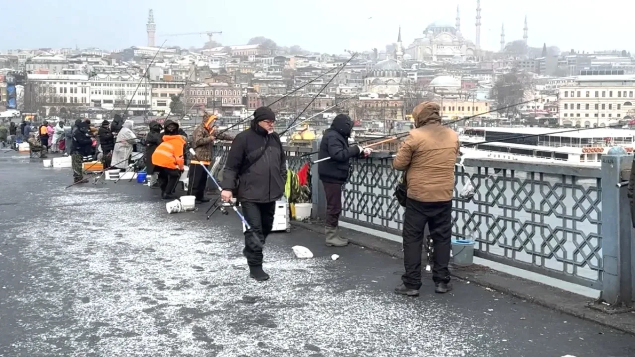 Balıkçılar kar kış dinlemedi Galata Köprüsü'nü doldurdu! 