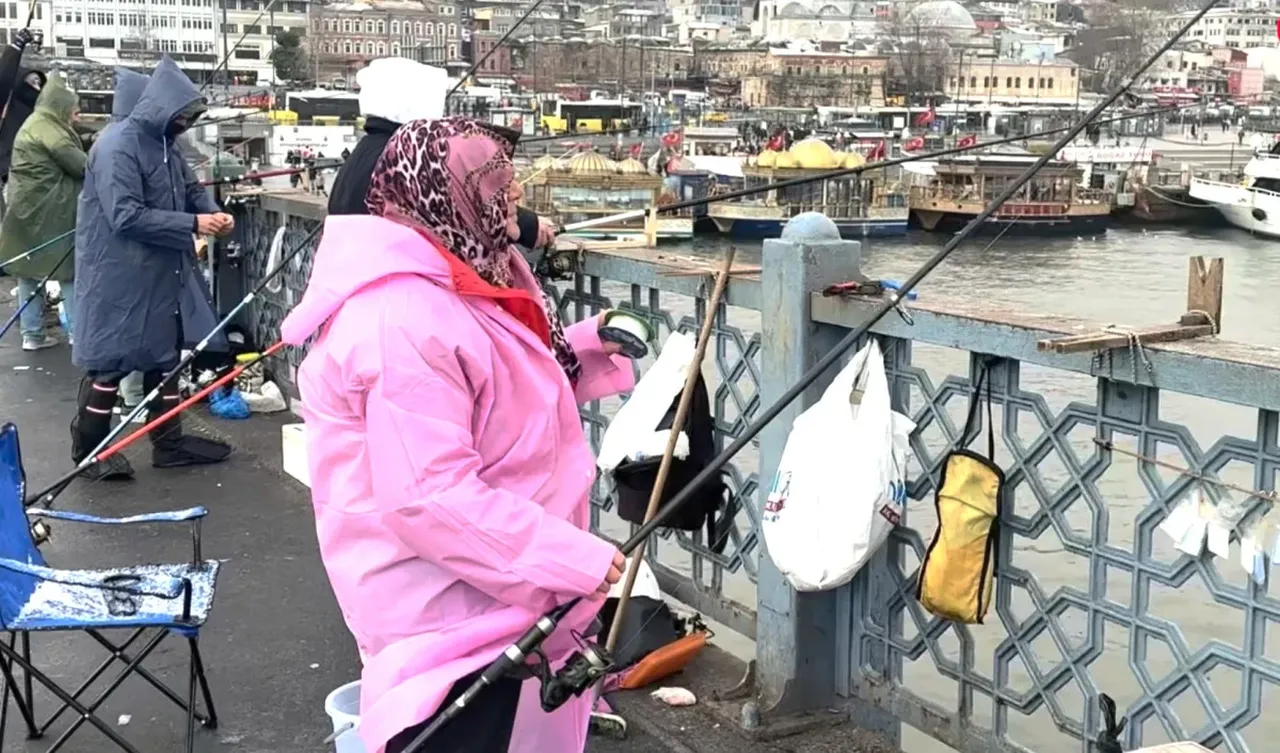Balıkçılar kar kış dinlemedi Galata Köprüsü'nü doldurdu!