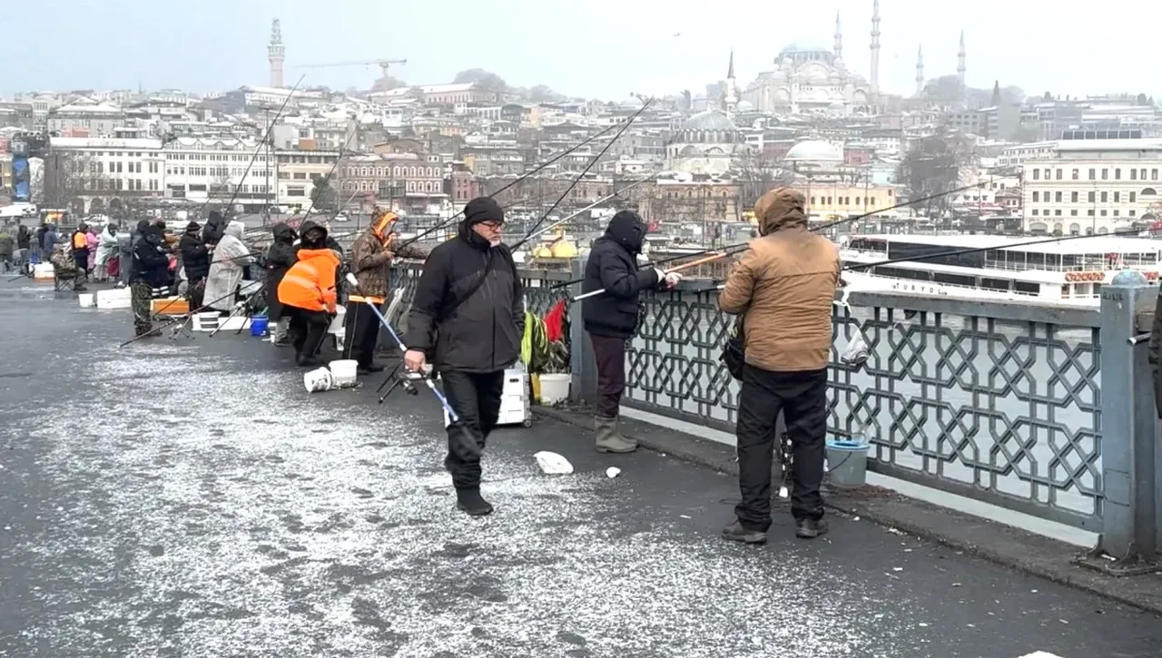 Balıkçılar kar kış dinlemedi Galata Köprüsü'nü doldurdu!