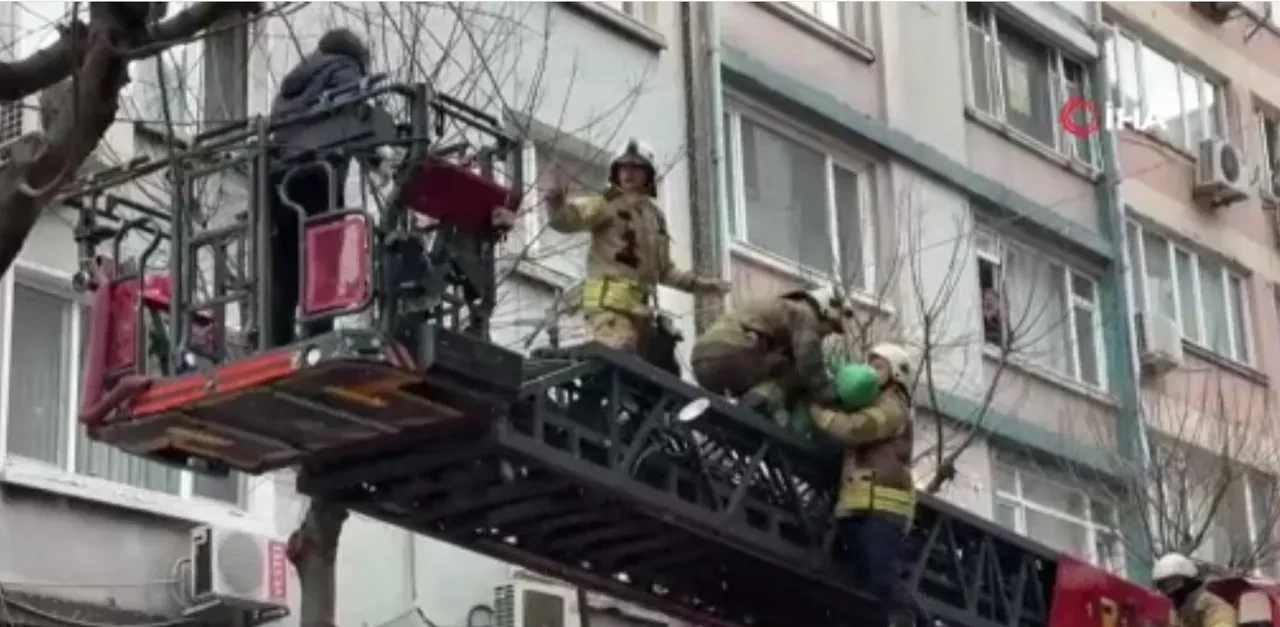 Beyoğlu'nda 5 katlı binada yangın! Bölgeye çok sayıda itfaiye ekibi sevk edildi