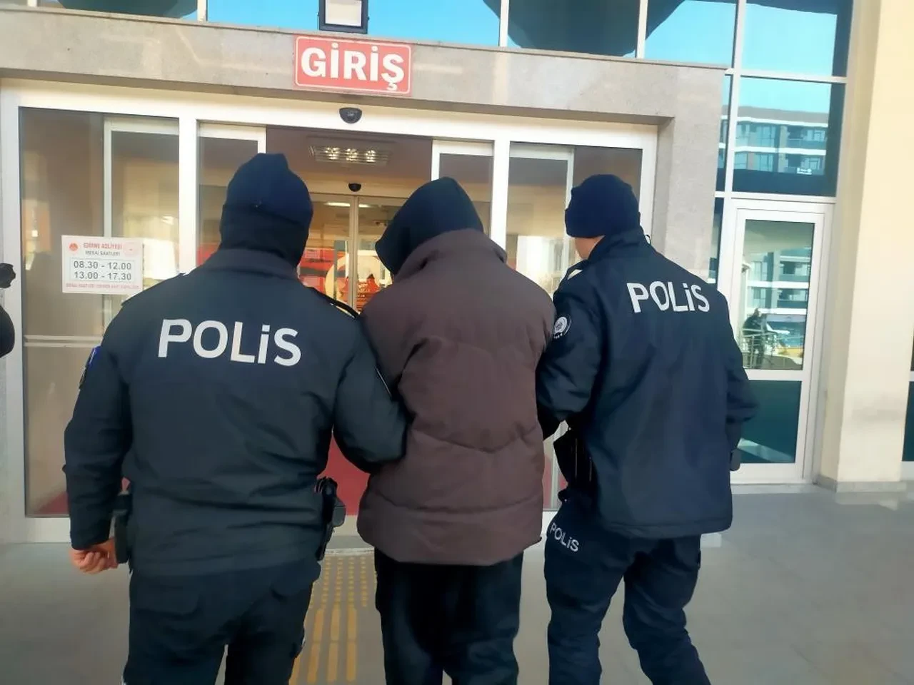 Böyle evlat olmaz olsun! 'Eve neden geç geldin' diyen babasını bıçakladı