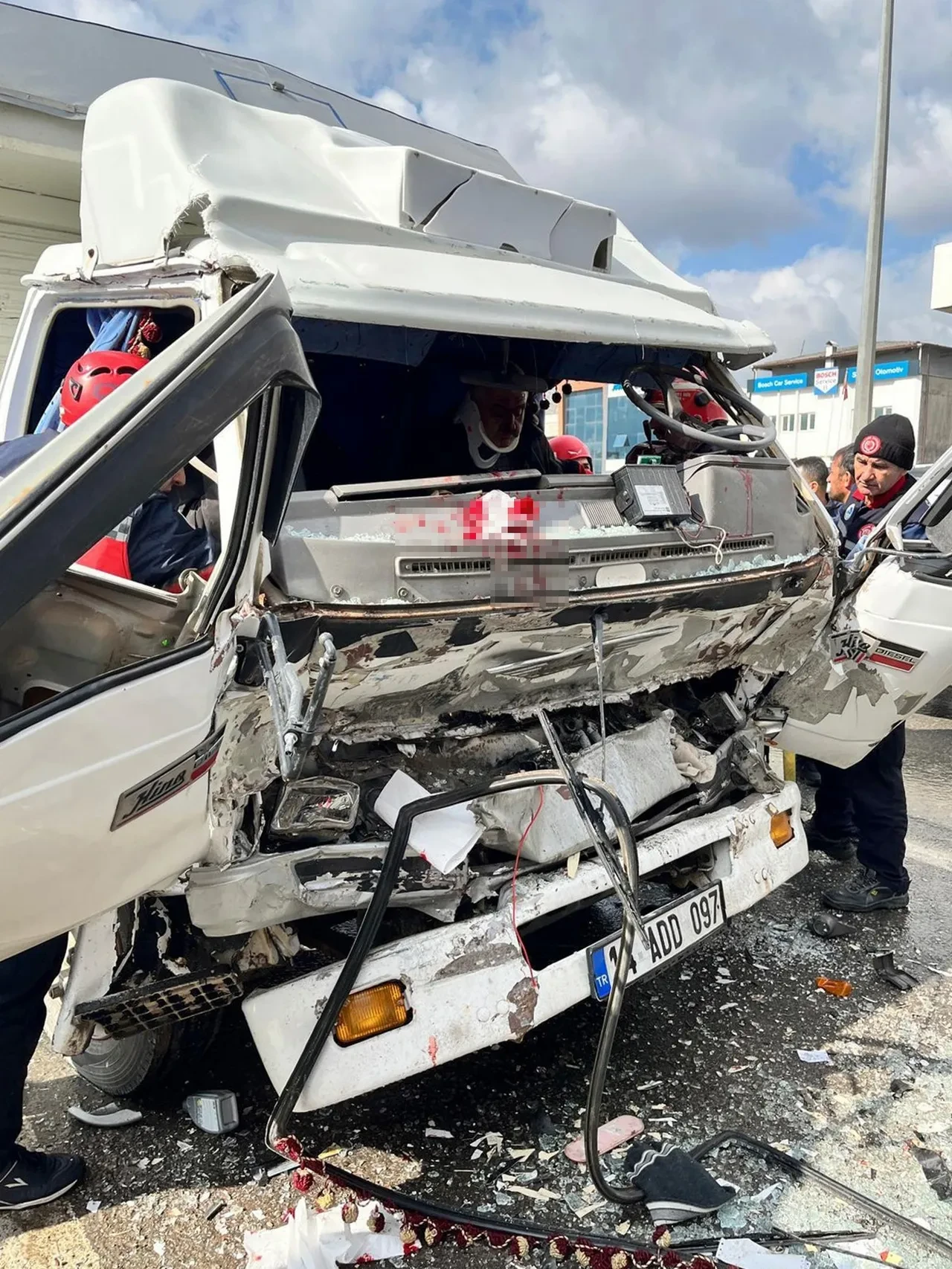 D-100'de korkunç kaza! Kamyonet kağıt gibi ezildi