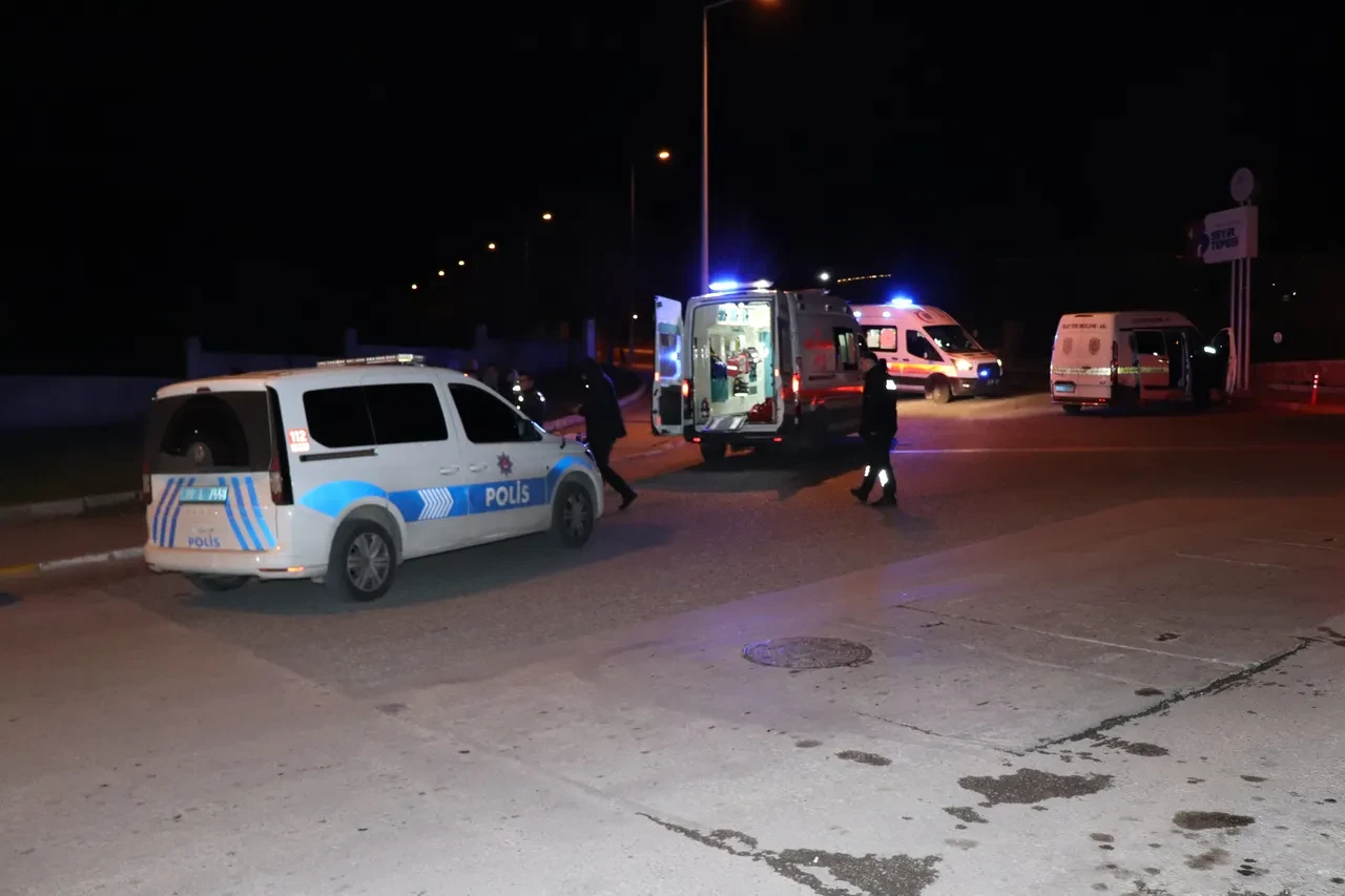 Denizli'de iki grup birbirine girdi! 2 kişiyi bıçaklayıp arabayla ortadan kayboldular