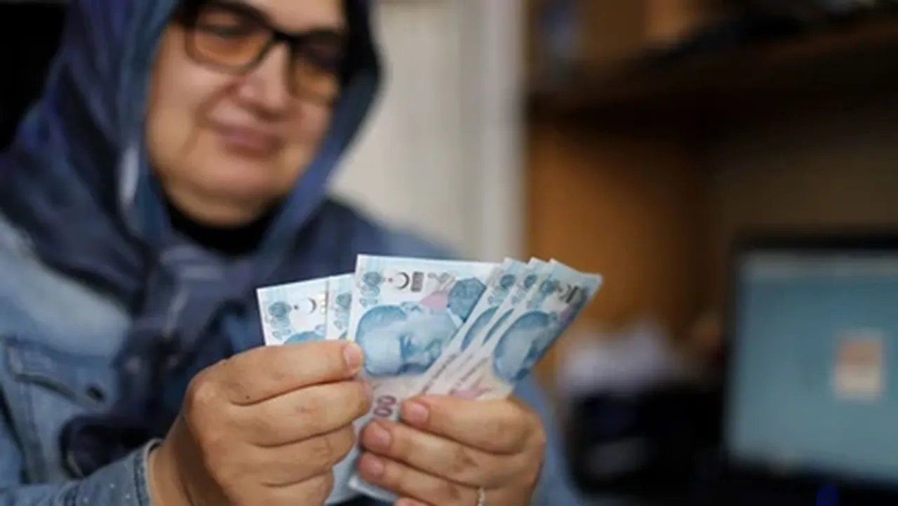 Emekli ikramiyesi için seyyanen zam: Özgür Erdursun o rakamı işaret etti! Bu emekliler ikramiye alamayacak