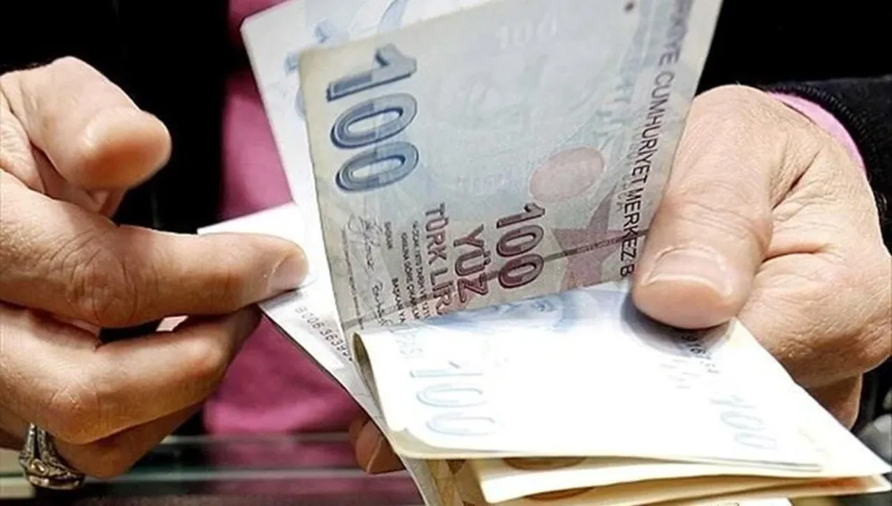 Emekliler için üç maaş hakkı! Çalışan emeklilerin maaşı kesilecek mi? Uzman isim tek tek açıkladı