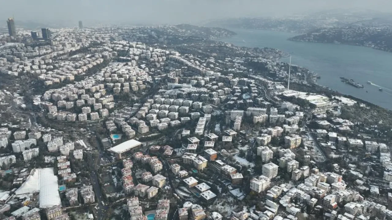 İstanbul Boğazı'nda kar manzarası drone kamerasında