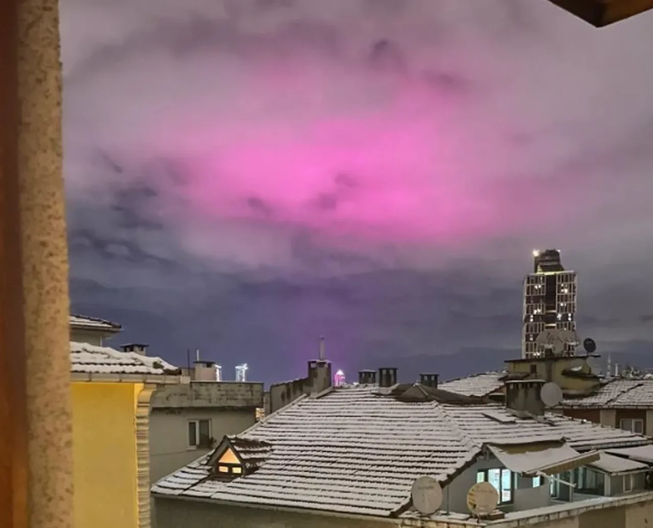 İstanbul pembe bulut kümeleri görüntülendi! Kar sonrası gökyüzü süslendi