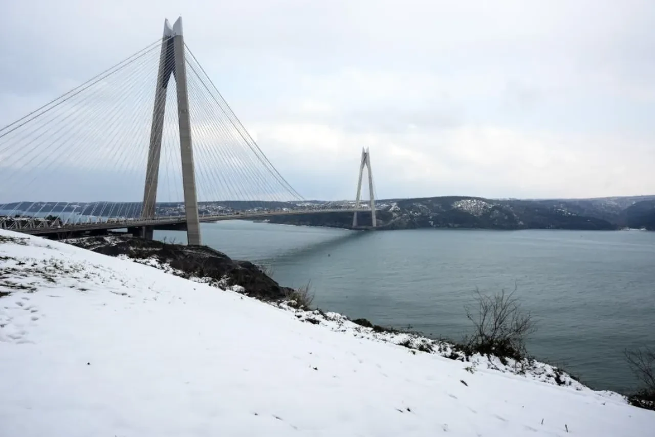 Karın zarafeti Yavuz Sultan Selim Köprüsü’nü sardı! Kartpostallık manzara görüntülendi