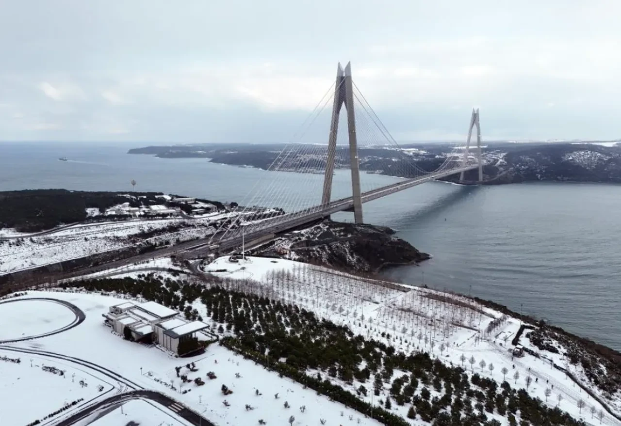Karın zarafeti Yavuz Sultan Selim Köprüsü’nü sardı! Kartpostallık manzara görüntülendi