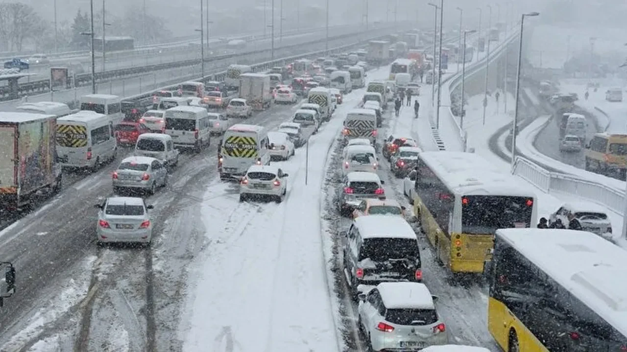 Meteoroloji'den yeni uyarı! Kar fırtınası İstanbul ve çevresinde şiddetlenecek