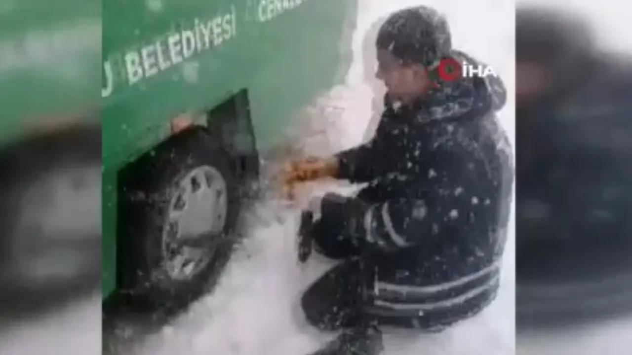 Metrelerce kar altında defin: Cenaze aracı yolda kaldı namaz böyle kılındı!