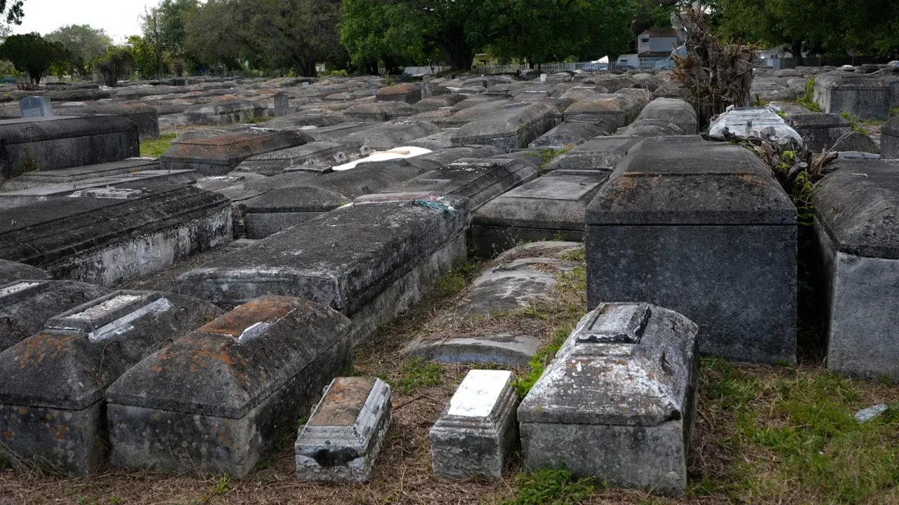 Mezarlıklarda ortaya çıkan anormal durum: Polis gizemli çıkartmaların peşine düştü