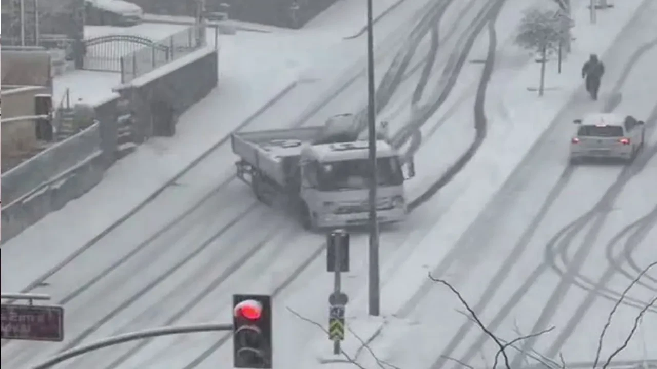 Pendik'te faciadan dönüldü! Kamyon yokuş aşağı böyle kaydı