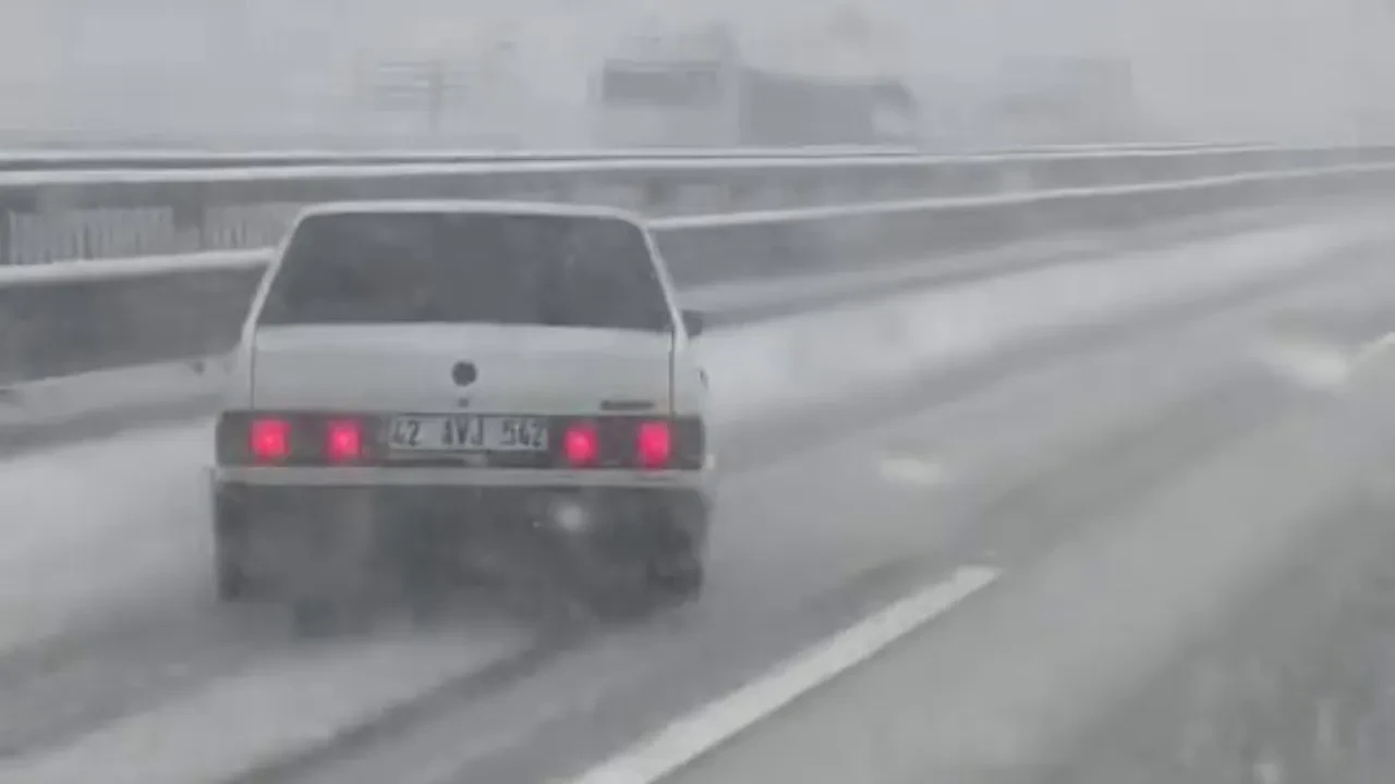 Sabiha Gökçen Havalimanı yolunda kaza! Buz tutan yolda kayıp bariyerlere çarptı