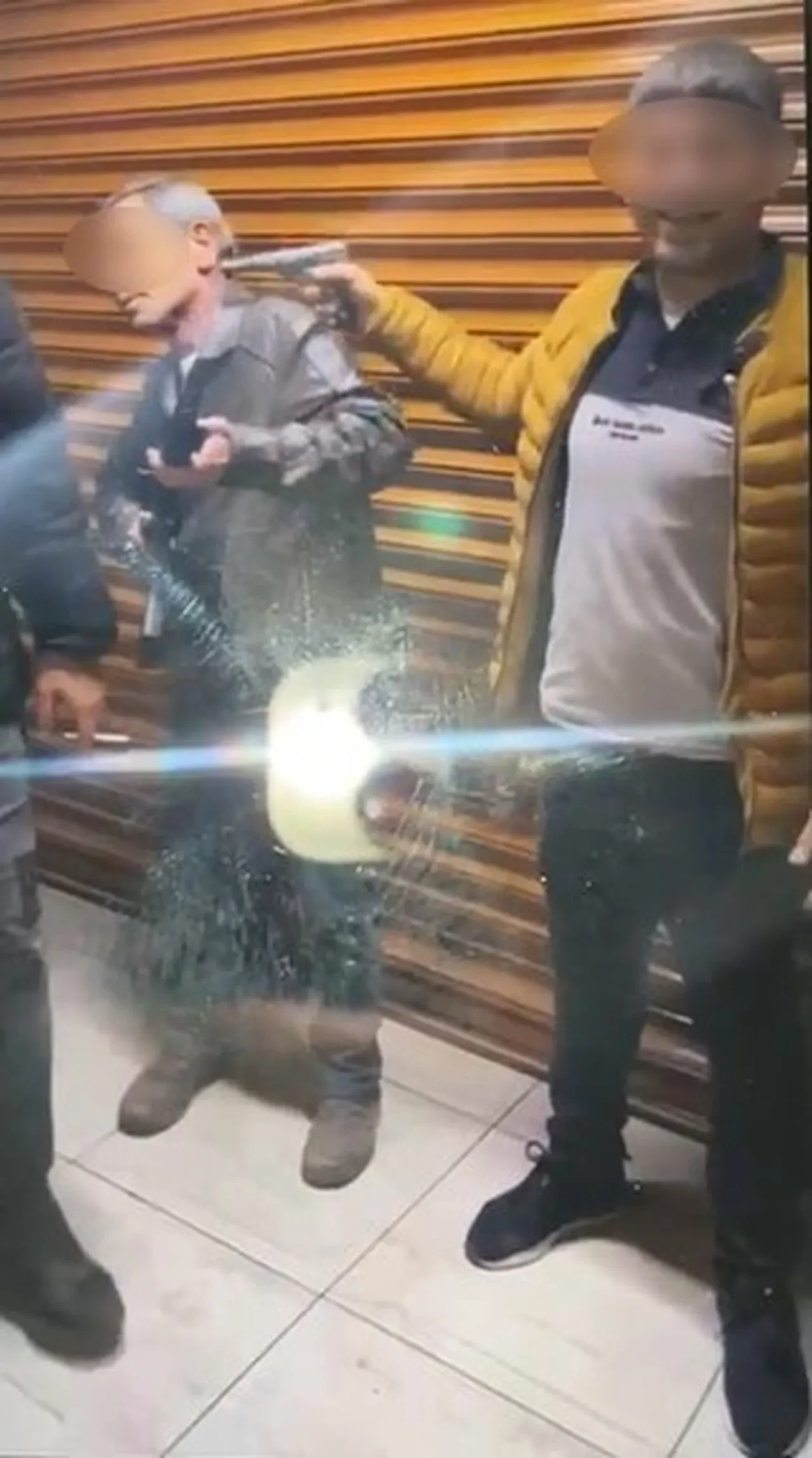 Silahla şaka faciayla sonuçlandı! Boynuna dayadığı tabancayla kendini vurdu: O anlar kamerada