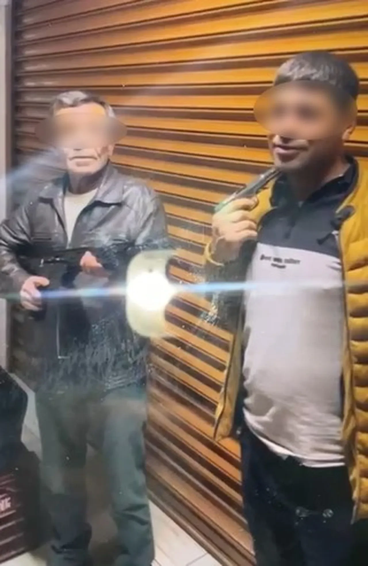 Silahla şaka faciayla sonuçlandı! Boynuna dayadığı tabancayla kendini vurdu: O anlar kamerada