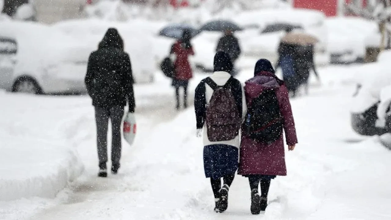 Yarın okullar tatil edildi! Açıklamalar peş peşe geldi: İşte 21 Şubat kar tatili olan il ve ilçeler 