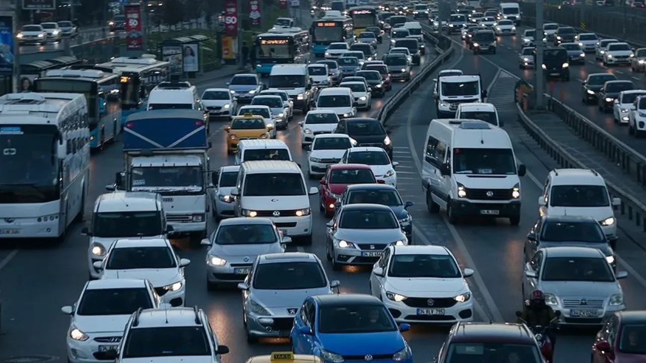 Ağır taşıt trafik yasağı hangi illerde? Saat kaça kadar olduğu duyuruldu