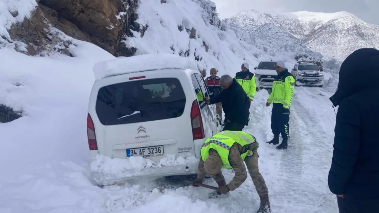 Bitlis’te karda mahsur kalanları Mehmetçik kurtardı!