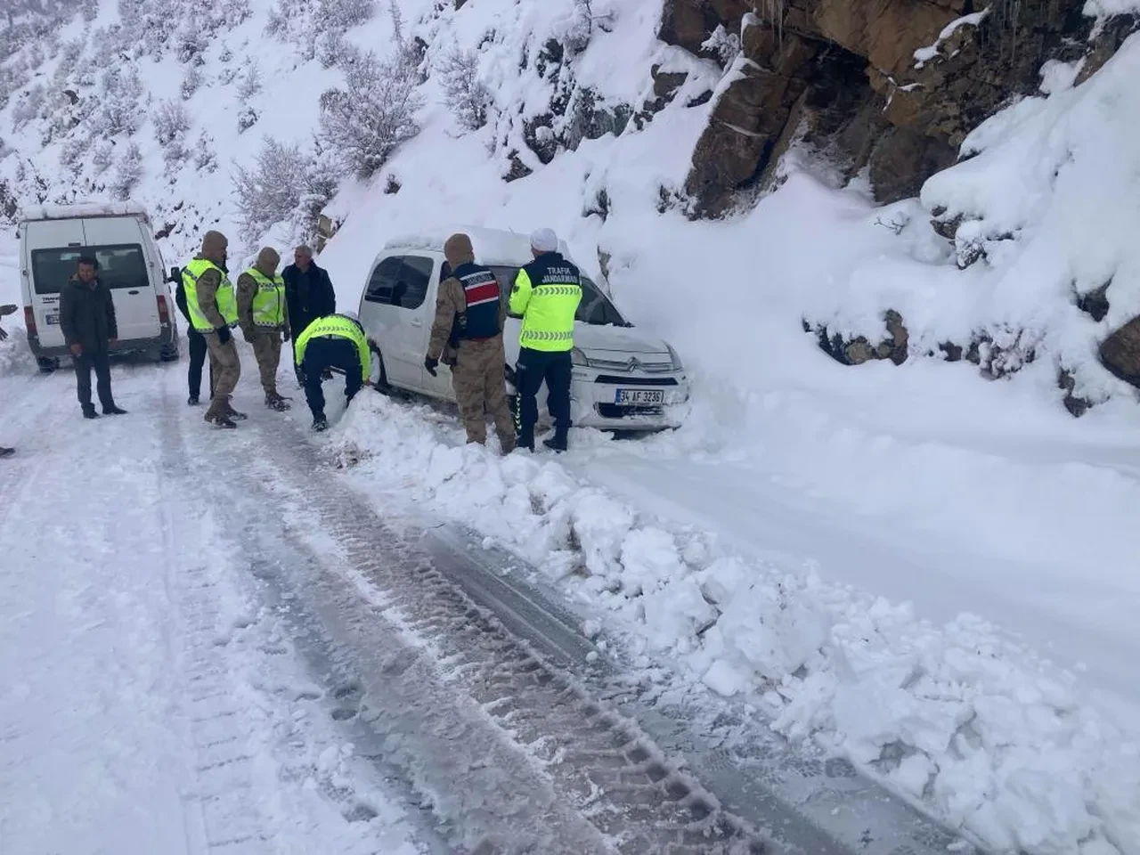 Bitlis’te karda mahsur kalanları Mehmetçik kurtardı!