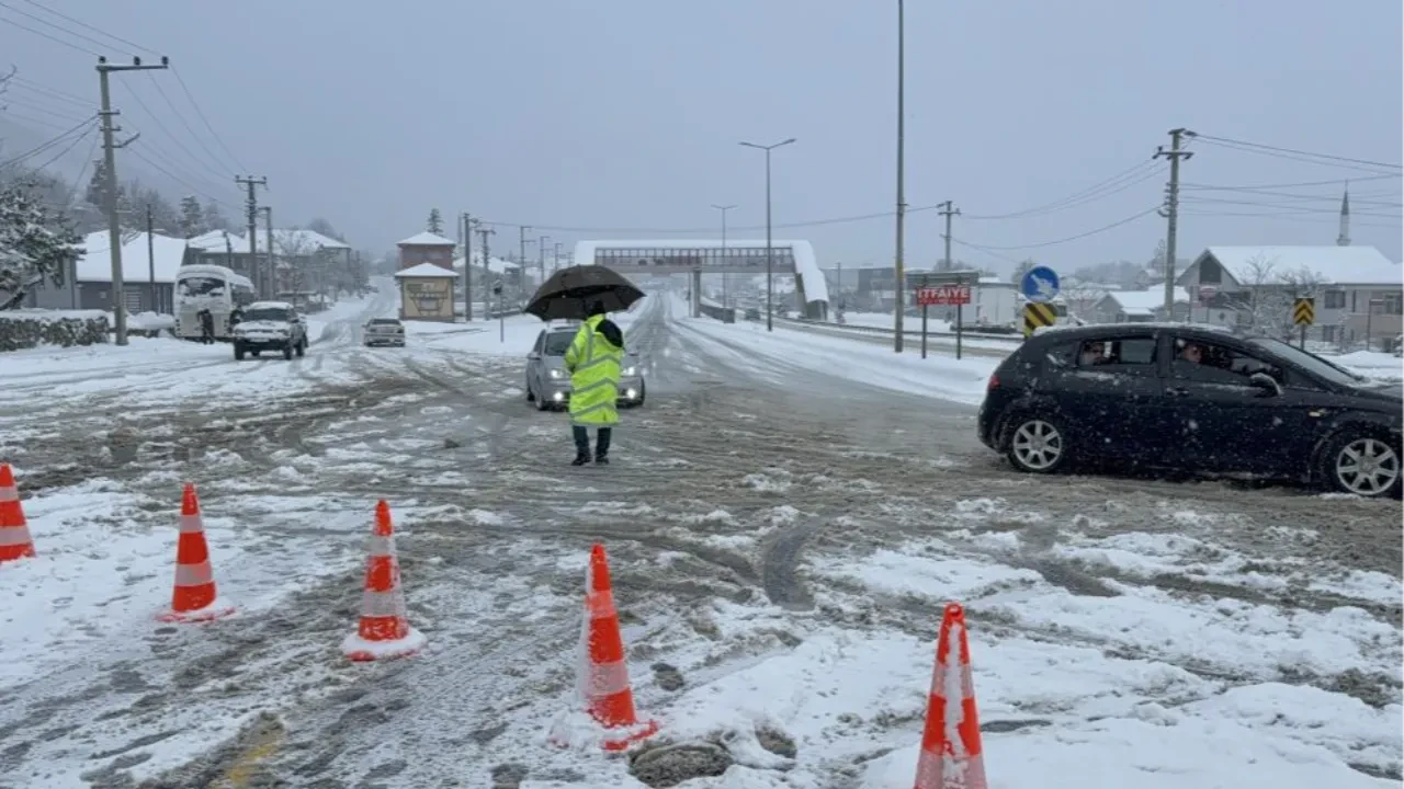 Bolu Dağı'nda kar alarmı: Trafiğe kapatıldı!