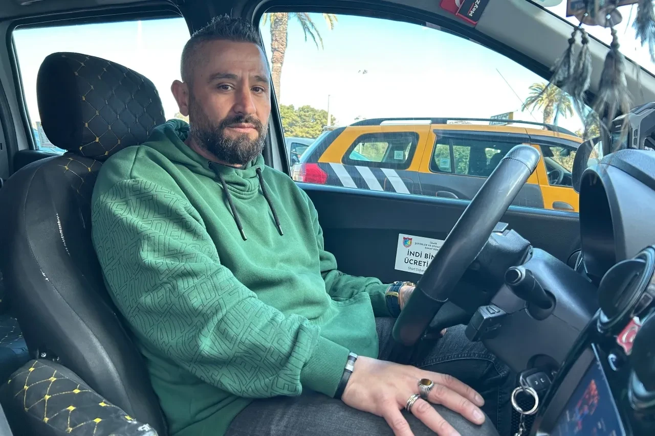 Dedektif gibi günlerce izini sürdü! Pes etmedi, unutulan telefonu Filipinli turiste ulaştırdı