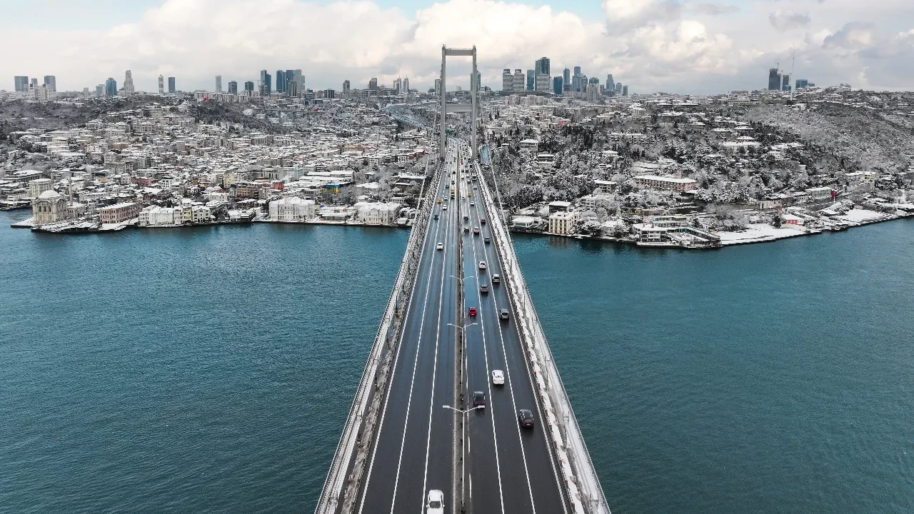 İstanbul karla kaplandı, yollar boş kaldı: Trafik sakin seyrediyor