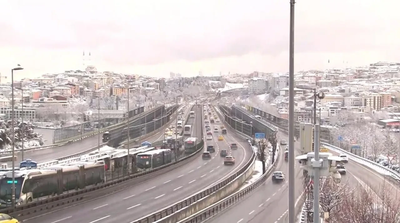 İstanbul karla kaplandı, yollar boş kaldı: Trafik sakin seyrediyor