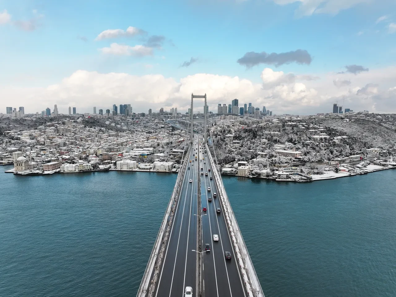 İstanbul karla kaplandı, yollar boş kaldı: Trafik sakin seyrediyor