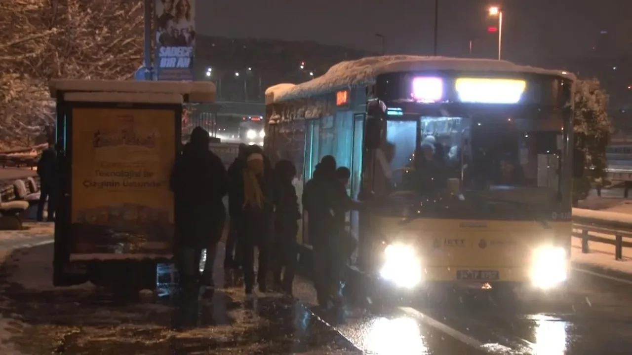 İstanbul karla kaplandı, yollar boş kaldı: Trafik sakin seyrediyor