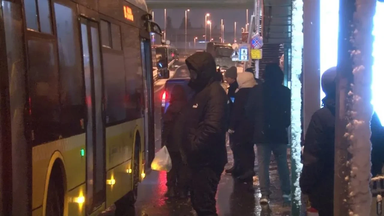 İstanbul karla kaplandı, yollar boş kaldı: Trafik sakin seyrediyor