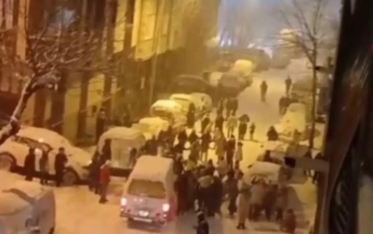 İstanbul'da kar yağışını horon oynayıp halay çekerek kutladılar